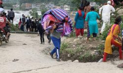 मेलम्ची–हेलम्बु बाढीपीडितलाई राहत वितरण