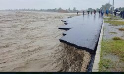 पहुँच मार्ग भत्किएपछि महाकाली नदीको बाढी बस्तीमा
