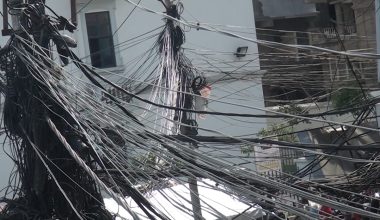 विद्युत् प्राधिकरणले तत्कालका लागि इन्टरनेटको तार नकाट्ने