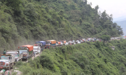 थानकोटमा पल्टियो ग्यास ट्यांकर, सडक अवरुद्ध