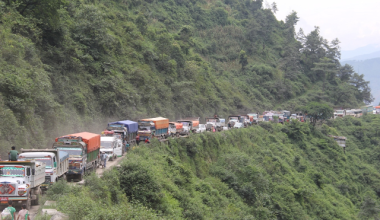 थानकोटमा पल्टियो ग्यास ट्यांकर, सडक अवरुद्ध
