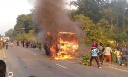 सुर्खेतबाट काठमाडौं आउँदै गरेको बसमा आगलागी, यात्रु सकुशल