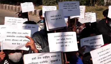 इजलास बहिष्कार गर्ने न्यायाधीशको विरोधमा कलाकारले गरे सडक नाटक (तस्बिरसहित)