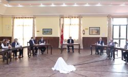 गठबन्धनका नेताहरू कानुन व्यवसायीहरूसँग छलफल गर्दै