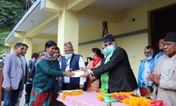 मादीका बाढी पीडितलाई राहत हस्तान्तरण