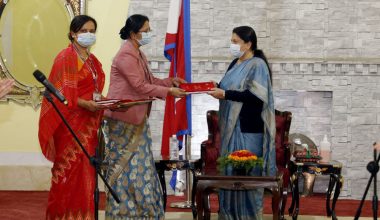 राष्ट्रपति भण्डारीसमक्ष महिला आयोगको प्रतिवेदन पेस