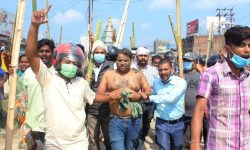 जनकपुरका खानेपानीका प्रमुखलाई जनमत पार्टीका कार्यकर्ताले हिलो दलेर नगर घुमाए