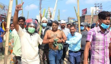 जनकपुरका खानेपानीका प्रमुखलाई जनमत पार्टीका कार्यकर्ताले हिलो दलेर नगर घुमाए