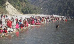 कालीगण्डकीमा स्नान गर्ने भक्तजनको घुइँचो