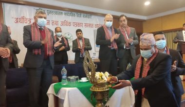 गभर्नर अधिकारी भन्छन्- अहिले बजारमा तरलताको अभाव छैन