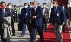 विमानस्थलमा प्रधानमन्त्रीलाई मन्त्रीको स्वागत (फोटो फिचर)