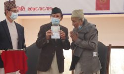 शताब्दी पुरुष सत्यमोहन जोशीलाई पहिलो ई-पासपोर्ट प्रदान