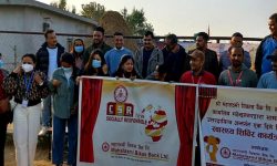 महालक्ष्मी विकास बैंकले निःशुल्क औषधि दिँदै