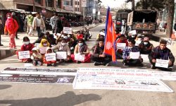 नागरिकताकाे माग गर्दै मातीइघरमा धर्ना