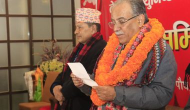 माओवादी केन्द्रका नवनिर्वाचित केन्द्रीय सदस्यहरू शपथ  लिँदै (फाेटाे फिचर)