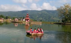 पर्यटक तान्दै ‘तालपोखरा’