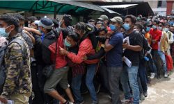 पोखरामा कोभिड–१९ विरुद्धको खोप लगाउनेको भीड