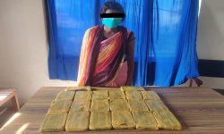 १० किलो चरेससहित महिला पक्राउ