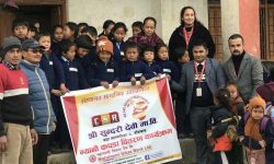 विद्यार्थीलाई महालक्ष्मी विकास बैंकको न्यानो कपडा