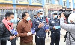 अनिवार्य मास्क प्रयोग गर्न ट्राफिक प्रहरीको अनुरोध