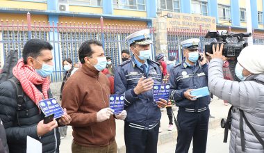 अनिवार्य मास्क प्रयोग गर्न ट्राफिक प्रहरीको अनुरोध