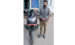 मोटरसाइकलसहित एक जना प्रहरी नियन्त्रणमा