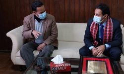 फुटबल प्रशिक्षक अल्मुताइरीलाई बालुवाटारमा बाेलाएर प्रधानमन्त्री देउवाले गरे सम्मान