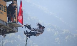 हाइग्राउन्डको भ्यालेन्टाइन अफरमा कपल बन्जी गर्दा स्विङ फ्री