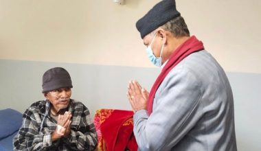 मन्त्री खतिवडाद्वारा शताब्दी पुरुषको स्वास्थ्य अवस्थाबारे जानकारी