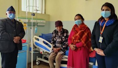 राष्ट्रपति र केपी ओलीको स्वास्थ्य सन्देश लिएर सत्यमोहन जोशीलाई श्रेष्ठले भेटे
