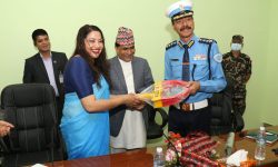 मन्त्री झाँक्रीबाट ट्राफिक प्रहरीलाई ट्राफिक व्यवस्थापनका उपकरणहरू हस्तान्तरण