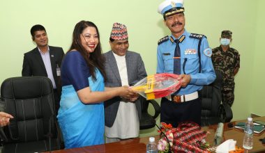 मन्त्री झाँक्रीबाट ट्राफिक प्रहरीलाई ट्राफिक व्यवस्थापनका उपकरणहरू हस्तान्तरण