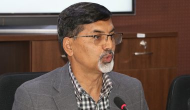 एमालेको आरोपलाई काउन्टर दिन अर्थमन्त्री शर्माले पत्रकार सम्मेलन गर्दै