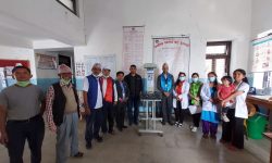 ज्योति विकास बैंकद्वारा देउराली प्राथमिक स्वास्थ्य केन्द्रलाई बेबी वार्मर प्रदान