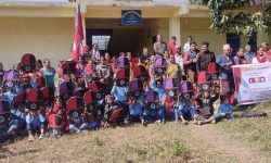 महालक्ष्मीले बाँड्यो विद्यार्थीलाई झोला