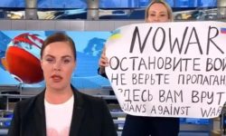 रूसी टीभी च्यानलको लाइभमा युद्धविरोधी प्रदर्शन