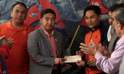 राखेपका सदस्य सचिव घिसिङले कल्याणकारी कोषलाई २ लाख ९ हजार रुपैयाँ हस्तान्तरण गरे