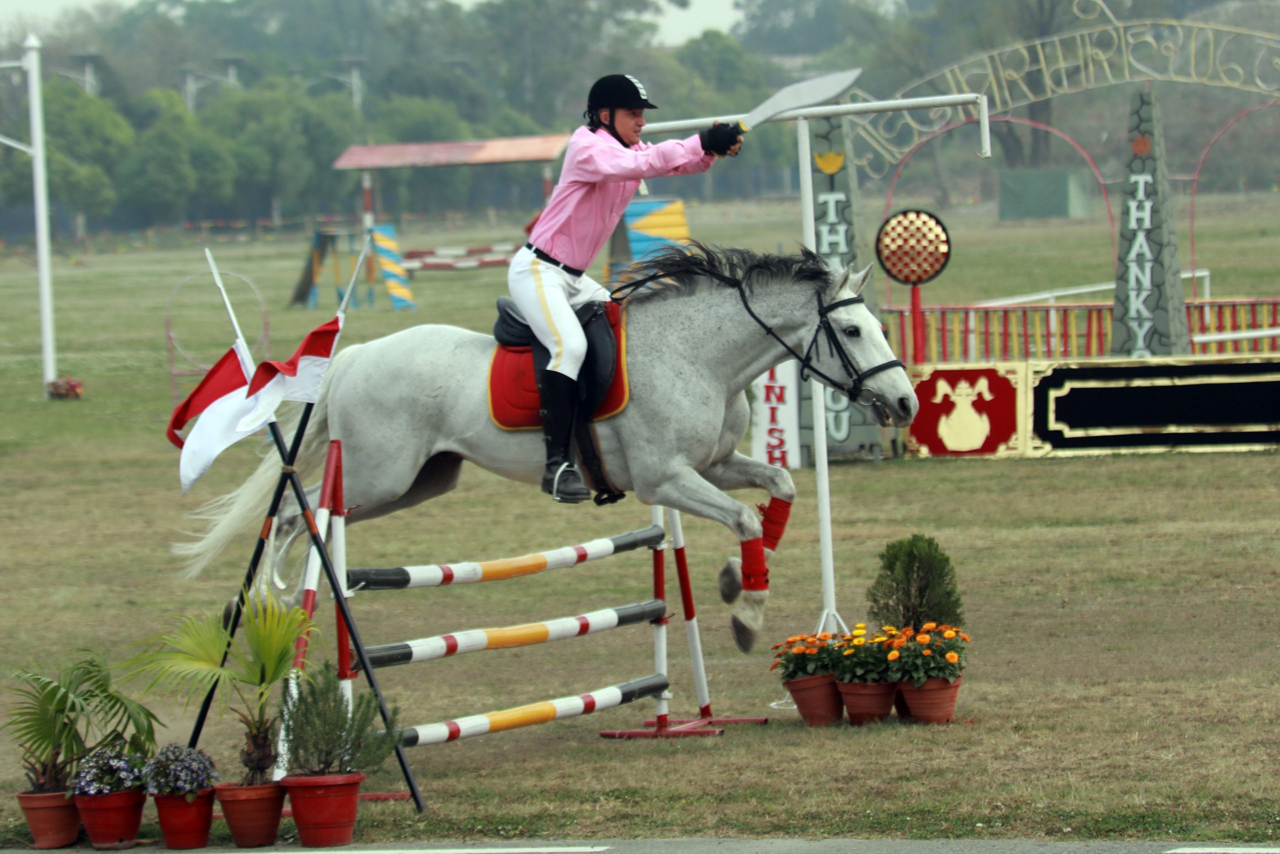 टुँडिखेलमा सेनाले मनायो घोडेजात्रा (फोटो फिचर)