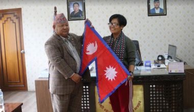 राष्ट्रिय झण्डा हस्तान्तरण गर्दै मन्त्री आलेद्वारा हिमाल आरोही लामालाई बिदाइ