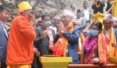 एमाले अध्यक्ष केपी ओलीले हलेसीमा रहेको मन्दिर र गुम्बालाई ४ लाख रुपैयाँ सहयोग गरे