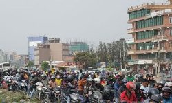 अभावको आशंकाले पेट्रोल पम्पमा लाइन, अभाव हुने त्रास फैलियो