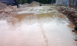 आरुबारीस्थित पानीपोखरीअघिको सडकमा पानी जम्दा आवागमनमा कठिनाइ