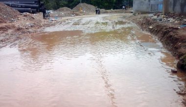 आरुबारीस्थित पानीपोखरीअघिको सडकमा पानी जम्दा आवागमनमा कठिनाइ