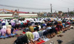 नमाज पढ्दै इस्लाम धर्मावलम्बी !