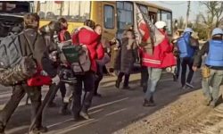 रुस-युक्रेन युद्ध : घेराबन्दीमा रहेको स्टिल उद्योगबाट बाहिरिए सर्वसाधारण