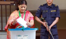 मेयर पदकी उम्मेद्वार सिंहद्वारा मतदान