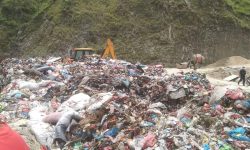 बन्चरेडाँडामा फोहोर फाल्न आज पनि अवरोध, पक्राउ परेकालाई रिहा गर्न माग !