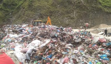 बन्चरेडाँडामा फोहोर फाल्न आज पनि अवरोध, पक्राउ परेकालाई रिहा गर्न माग !