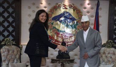 द्विपक्षीय सम्बन्ध प्रगाढ बनाउन देउवा र अमेरिकी उपविदेशमन्त्रीकाे जाेड