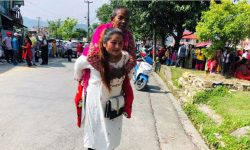 कोही लौराे टेकेर त कोही बच्चा काखी च्यापेर मतदानमा सहभागी !